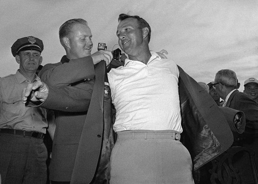 1964. Jack Nicklaus aiuta Arnold Palmer a infilare la giacca dopo aver vinto il Masters golf Championship, Augusta. (Ap)